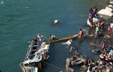 В Пакистане упал в реку пассажирский фургон, погибли десять человек
