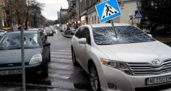 Фото изувеченного авто нарушителя парковки взбудоражило днепропетровцев