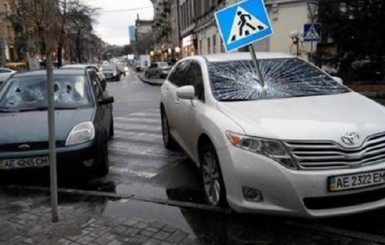 Фото изувеченного авто нарушителя парковки взбудоражило днепропетровцев