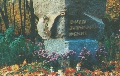 В Харькове изуродовали монумент героям фильма 