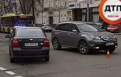 В Киеве столкнулись две легковушки, пострадали сотрудники Генпрокуратуры