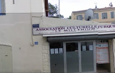 Во Франции турецкий центр забросали 
