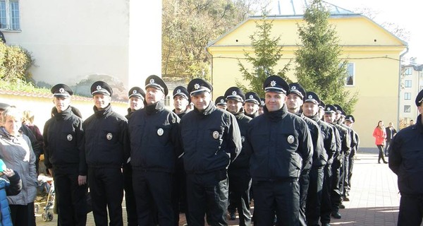 Во Львове полицейские доставили роженицу в больницу, пока муж стоял в пробке