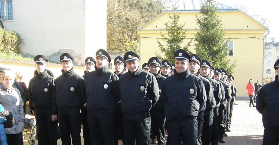 Во Львове полицейские доставили роженицу в больницу, пока муж стоял в пробке