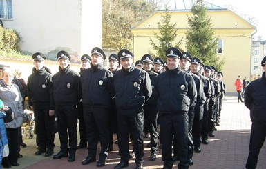 Во Львове полицейские доставили роженицу в больницу, пока муж стоял в пробке