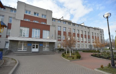 Скандал в киевской школе: скорая приезжала дважды - за ученицей, а потом и за учительницей