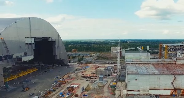 Беспилотник показал строительство нового саркофага над Чернобылем 
