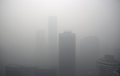 В Пекине из-за смога остановили все заводы и стройки