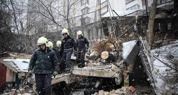 В Киеве жителей многоэтажки предупредили о возможном оползне  