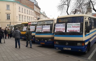 Перевозчики опять пикетировали Львовскую обладминистрацию