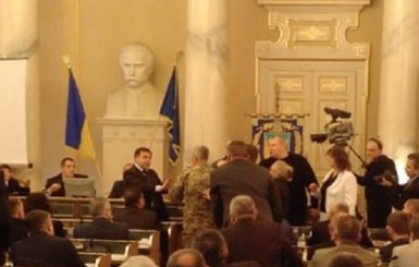 Во Львовском областном совете подрались депутаты