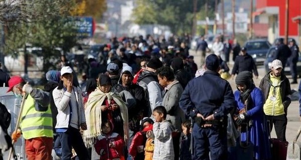 СМИ: Греция начала операцию против беженцев на границе с Македонией