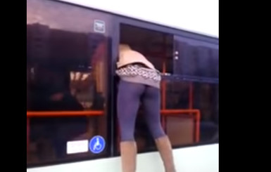В Минске девушка сбежала от кондуктора троллейбуса через окно