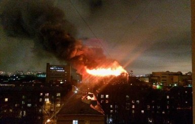 Пожар в Москве: огонь с машиностроительного завода перекинулся на другие здания