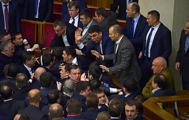 Депутаты подрались во время выступления Яценюка 