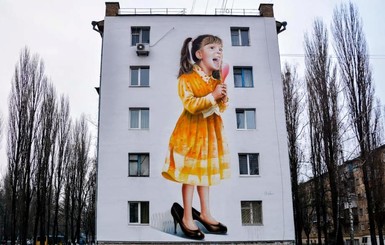 В Киеве на стене дома появилась поющая в расческу девочка