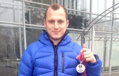 Роман Зозуля продает медаль финалиста Лиги Европы 