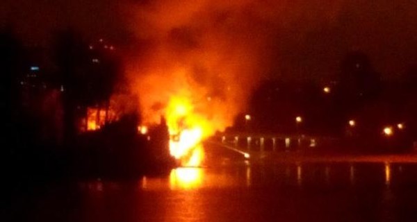 В Киеве горит ресторан 