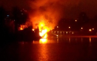 В Киеве горит ресторан 