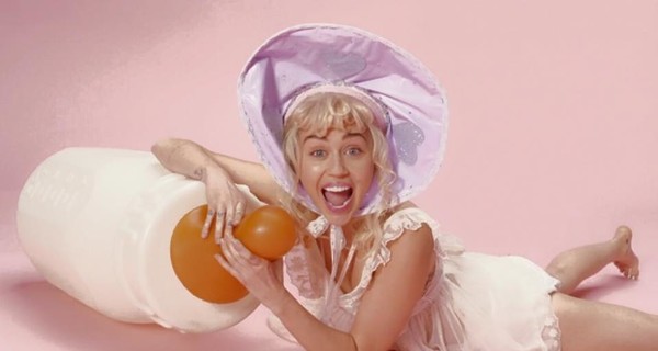 Новый откровенный клип Майли Сайрус побил рекорды по просмотрам