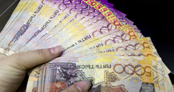 Валюта Казахстана рекордно обвалилась второй раз за год