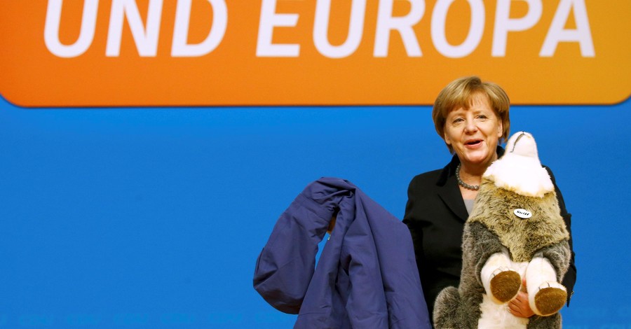 Меркель на Рождество подарили плюшевого волка