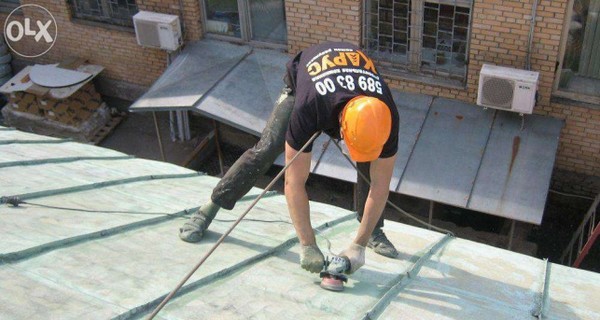В Ровно два коммунальщика сорвались с крыши 5-этажки