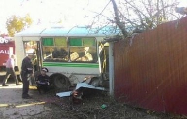 В Снежном автобус Донецк – Луганск врезался в забор: пострадали 8 человек