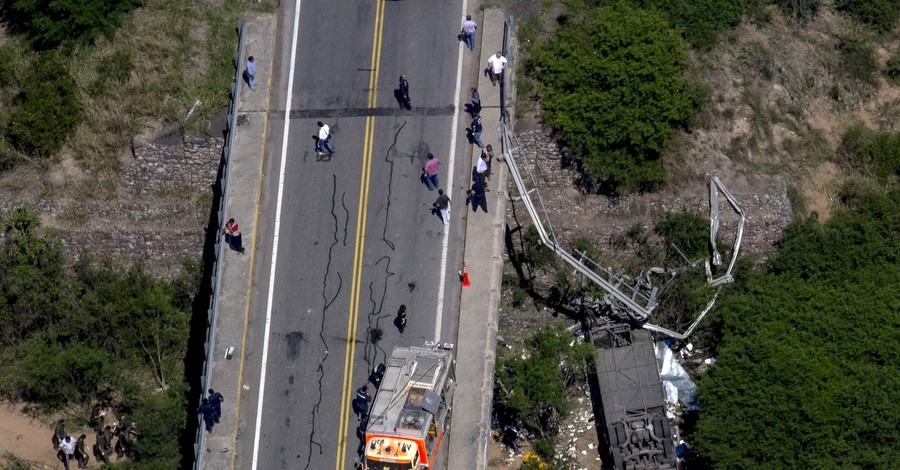 В Аргентине погиб 41 пассажир полицейского автобуса, который упал с моста