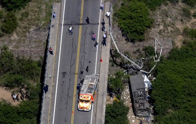 В Аргентине погиб 41 пассажир полицейского автобуса, который упал с моста