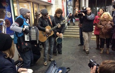 Гребенщиков снова спел в метро, на этот раз в киевском