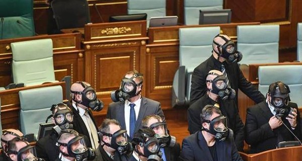Парламентская сессия в Косово досрочно закончилась из-за газовой атаки