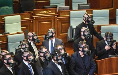 Парламентская сессия в Косово досрочно закончилась из-за газовой атаки
