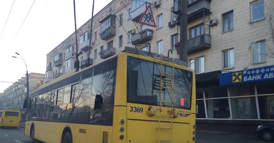 В Киеве по морозу троллейбус ездил без стекла