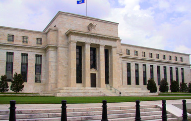 Федеральная резервная система США впервые с 2006 года подняла базовую ставку  