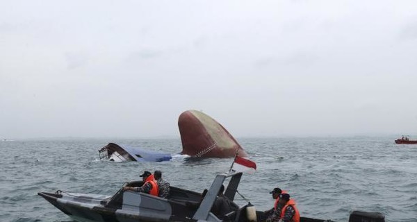 Недалеко от Индонезии после столкновения с другим кораблем затонул топливный танкер
