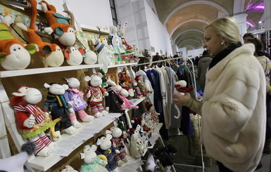 В Киеве на рождественской ярмарке продают тапочки-танки и вышитые гимнастерки
