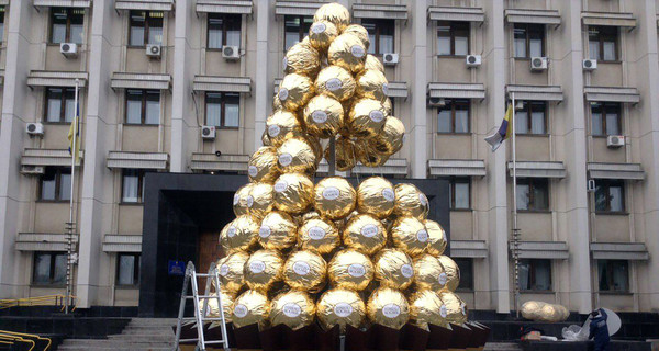Одесситы поставили шоколадную елку