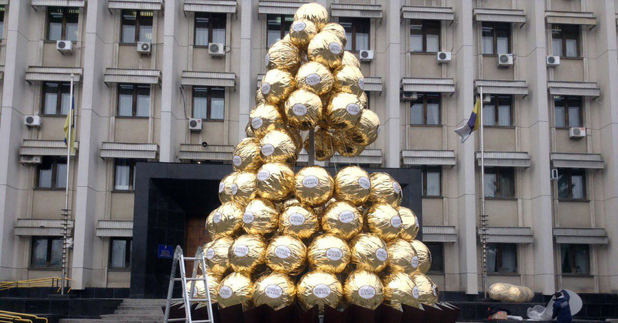 Одесситы поставили шоколадную елку