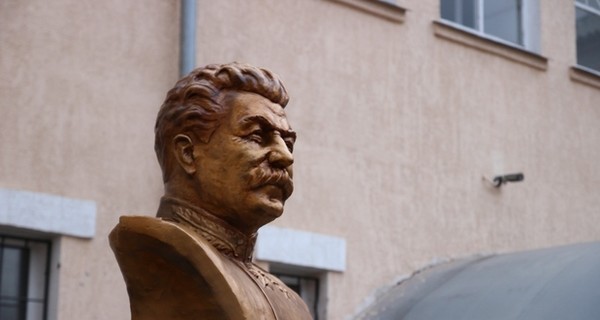 В Луганске установили бюст Сталину