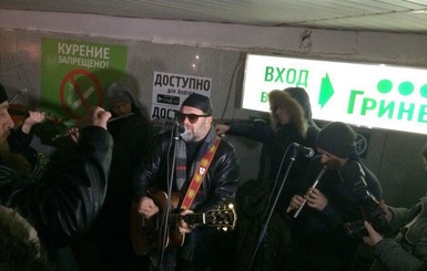 Гребенщиков замерз в переходе Екатеринбурга