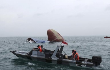 Возле Индонезии затонуло судно, на борту которого находились более ста человек