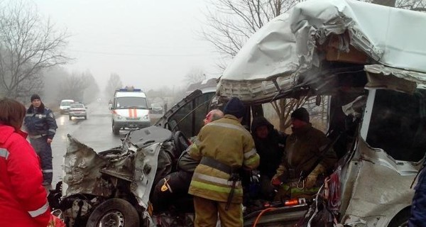 В Днепропетровской области грузовик врезался в легковушку, погибли трое