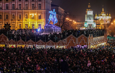 Новогодний городок на Софийской площади: горы мусора и спотыкающиеся киевляне