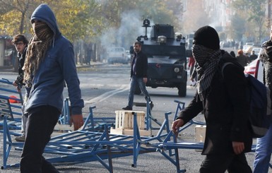 В Турции  полиция применила слезоточивый газ против митингующих