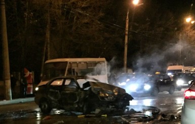 В Кривом Роге в результате аварии взорвался автомобиль, погибла женщина  