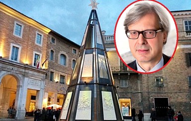 Итальянский чиновник ушел в отставку из-за елки в лучших традициях кубизма