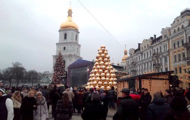 В Киеве появились елки из колбасы и гигантских конфет