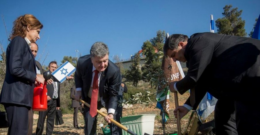 Порошенко посадил дерево в Израиле, рядом с деревом Януковича