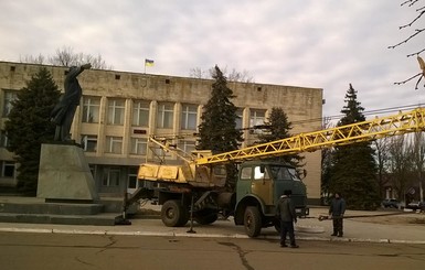 В Приморске памятник Ленину не смогли свалить даже двумя строительными кранами